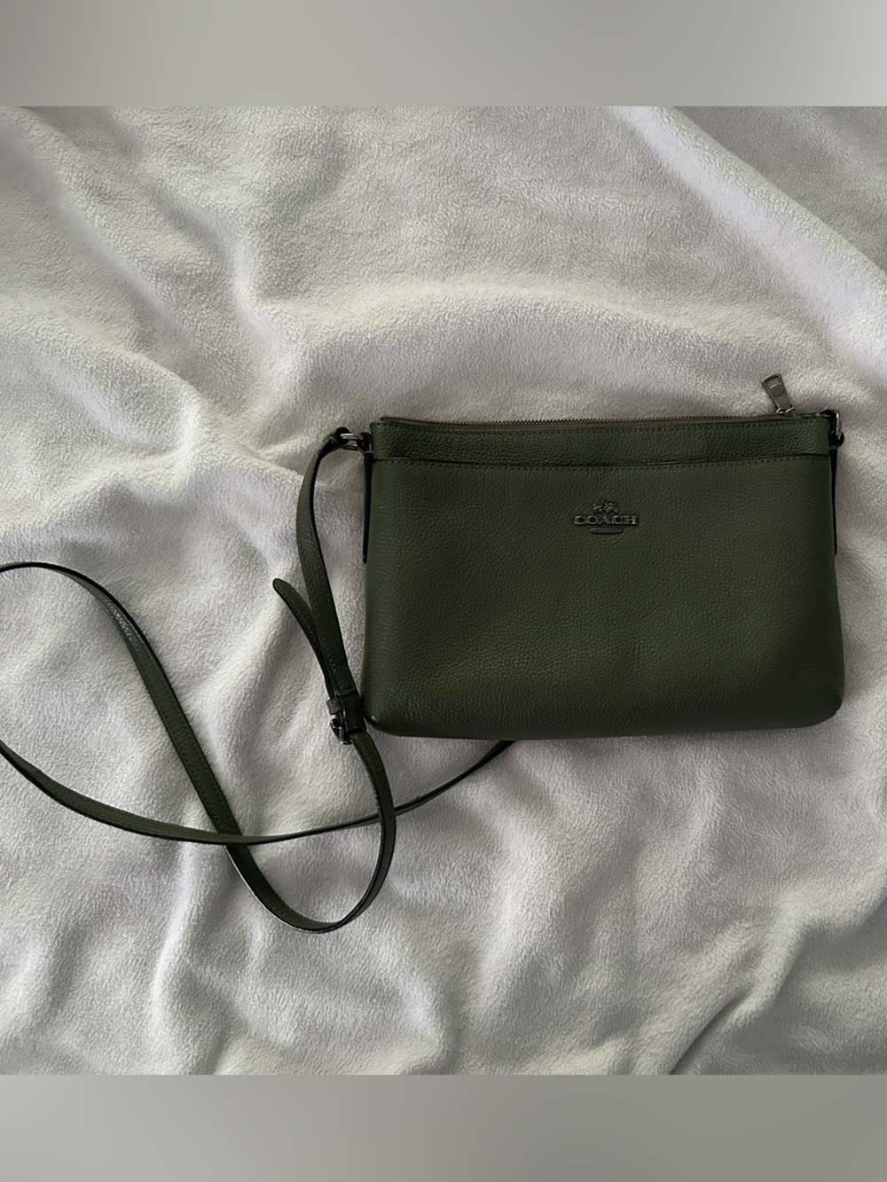 RARE: Coach Olive Leather Pebbled Crossbody Wristlet